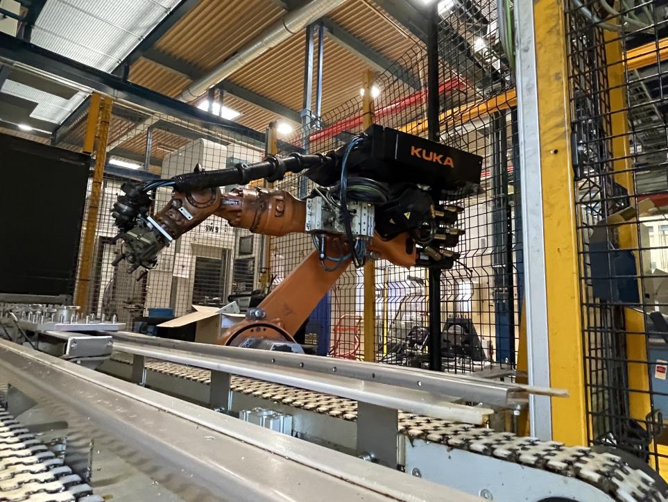 Gepflegte Bearbeitungszentren und Roboter eines Automobilzulieferers-4